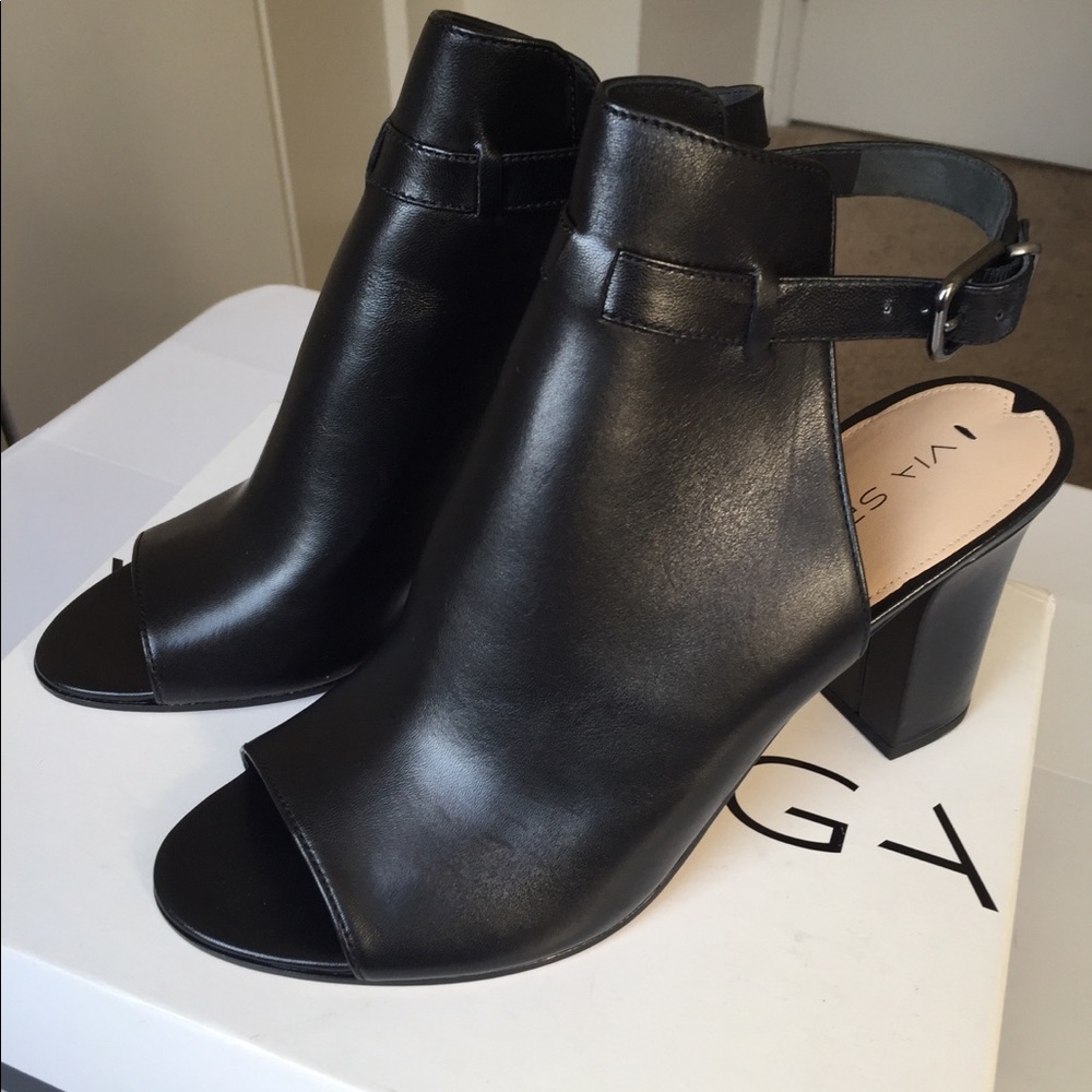 Black leather heeled sandal with ankle strap